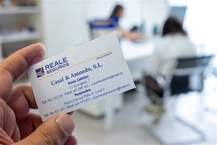 Equipo de Casal & Amoedo asesorando sobre seguros en Pontevedra