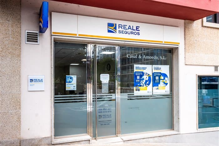 Fachada de la oficina de seguros Reale en Pontevedra
