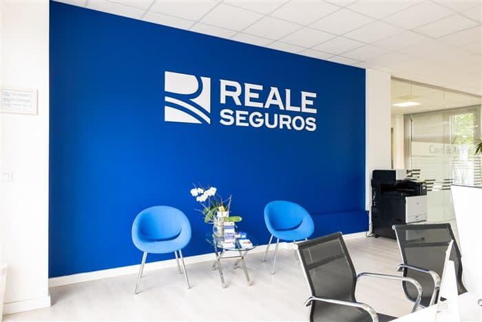 Sala de espera de la agencia Reale Seguros en Pontevedra